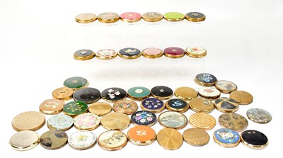 Lot 679 - Approximately sixty vintage compacts, many...