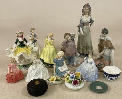 Lot 256 - A quantity of ceramic figures and trinket...