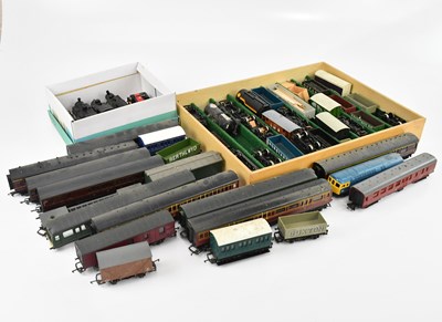 Lot 2146 - A collection of OO gauge loose locos, tenders...