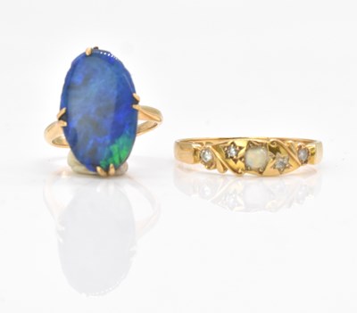 Lot 488 - An 18ct yellow gold and doublet opal ring,...
