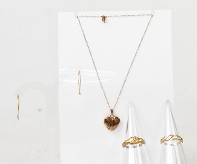 Lot 1491 - A small mixed lot of 9ct gold, comprising a...