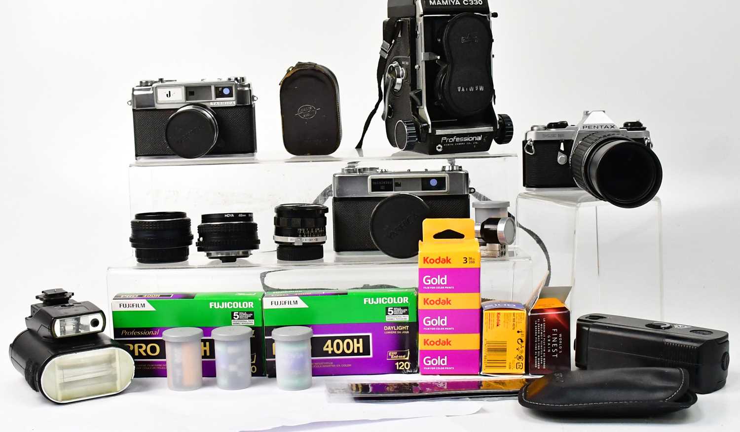 Lot 742 - Various cameras and camcorders, including a...
