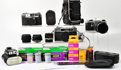 Lot 742 - Various cameras and camcorders, including a...