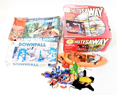 Lot 483 - A quantity of vintage toys and games to...