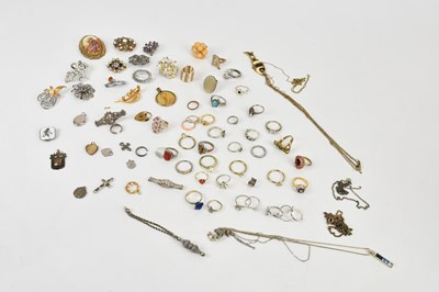 Lot 139 - A small collection of assorted costume...
