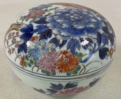 Lot 22 - A late 19th century Chinese porcelain bowl and...