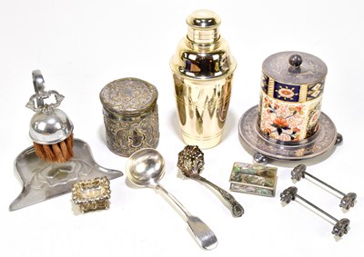 Lot 1046 - A small quantity of assorted silver plate