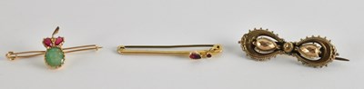 Lot 1485 - Three brooches comprising a 12ct bar brooch...