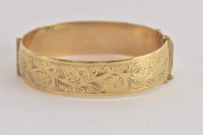 Lot 1526 - A 9ct gold metal core hinged bracelet with box...
