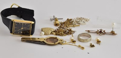 Lot 1557 - A small amount of costume jewellery, including...