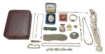 Lot 1556 - A small quantity of assorted costume jewellery...