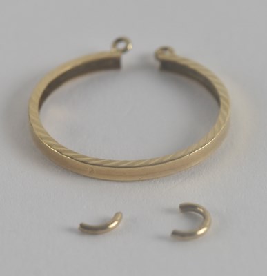 Lot 1214 - A 9ct gold coin mount and two halves of a link,...