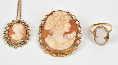 Lot 291 - A yellow metal mounted cameo style pendant on...