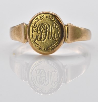 Lot 525 - A 9ct yellow gold signet ring with engraved...