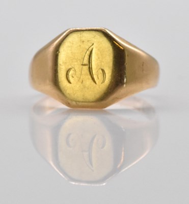 Lot 498 - An 18ct yellow gold signet ring with engraved...