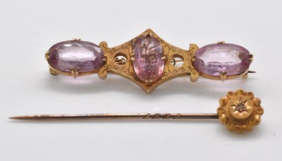 Lot 474 - A late Victorian/Edwardian yellow metal pink...