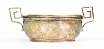 Lot 748 - A Georgian hallmarked silver salt with clear...