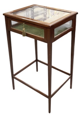 Lot 31 - An Edwardian mahogany bijouterie table with...