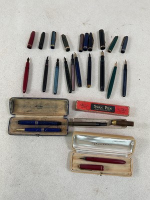 Lot 20 - A collection of vintage pens including a...