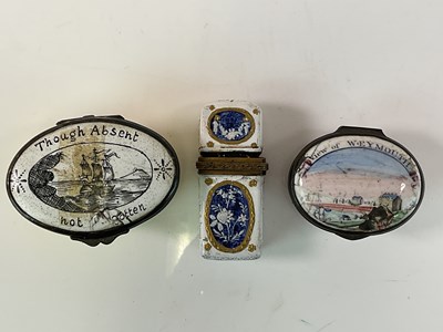Lot 62 - An 18th century enamel decorated hinged scent...