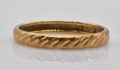 Lot 541 - An 18ct yellow gold wedding band, size O,...