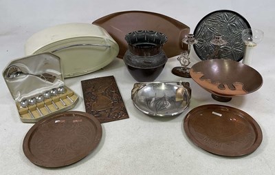 Lot 173 - A quantity of metal ware items, to include a...