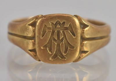 Lot 1253 - An 18ct yellow gold signet ring, size I,...
