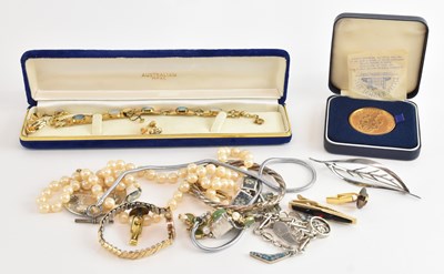 Lot 1558 - Various items of modern, vintage and antique...