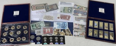 Lot 571 - A group of coins including a cased set of...