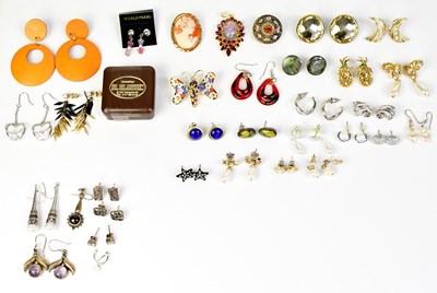 Lot 910 - A group of 925 silver jewellery, comprising a...