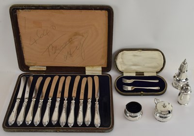 Lot 1073 - GOLDSMITH & SILVERSMITH CO LTD; an Elizabeth...