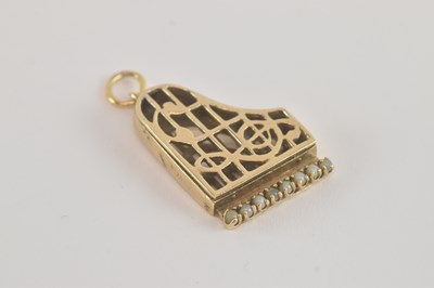 Lot 1384 - A 9ct gold necklace pendant in the form of a...