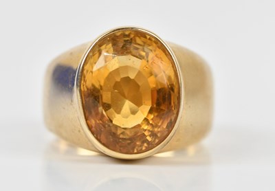 Lot 316 - A 9ct yellow gold signet ring set with oval...