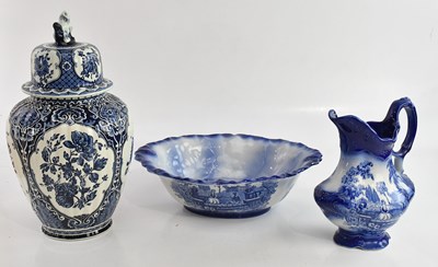Lot 1682 - Three pieces of blue and white transfer...
