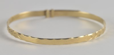 Lot 1519 - A 9ct gold expanding bracelet with chevron...