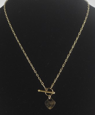Lot 1429 - A 9ct gold dainty chain, with hoop and bar...