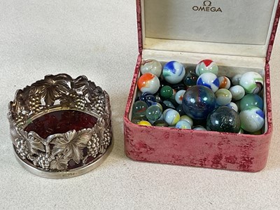 Lot 182 - A group of marbles contained within a vintage...