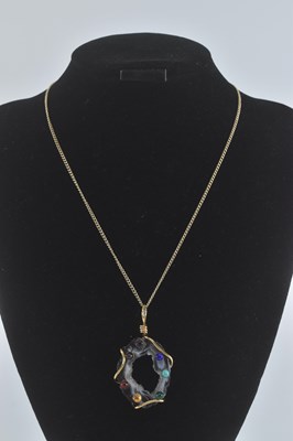 Lot 1401 - A 9ct gold dainty necklace with box link clasp,...