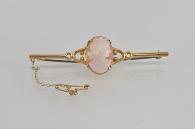 Lot 1482 - A 9ct gold cameo bar brooch with safety chain,...
