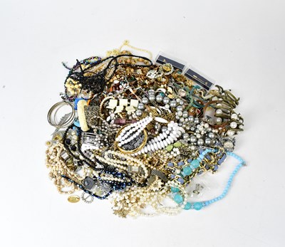 Lot 934 - A quantity of vintage and modern costume...