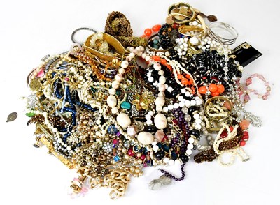 Lot 933 - A quantity of vintage and modern costume...