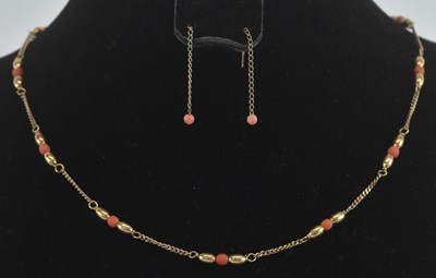 Lot 1418 - A 9ct yellow gold coral set necklace, length...
