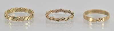 Lot 1262 - A 9ct yellow gold rope twist ring, size R, a...