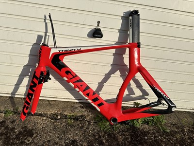 Lot 56 - 2017 Giant Trinity - M/55, road carbon fibre...