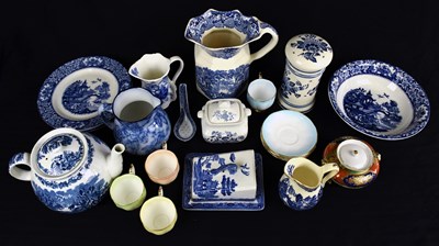 Lot 604 - A small quantity of assorted ceramics to...