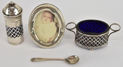 Lot 1159 - An Edward VII hallmarked silver pepperette...
