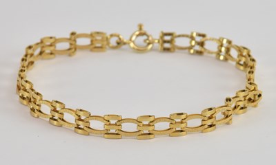 Lot 1518 - A 9ct yellow gold gate link bracelet, length...