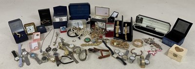 Lot 519 - A small amount of costume jewellery and...
