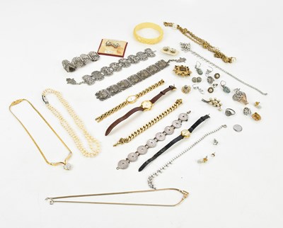 Lot 136 - A small collection of costume jewellery...