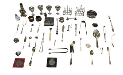 Lot 1008 - A group of various items of collectable silver...